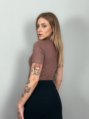 Blusa Gola Alta Manga Curta Em Viscolycra-marrom