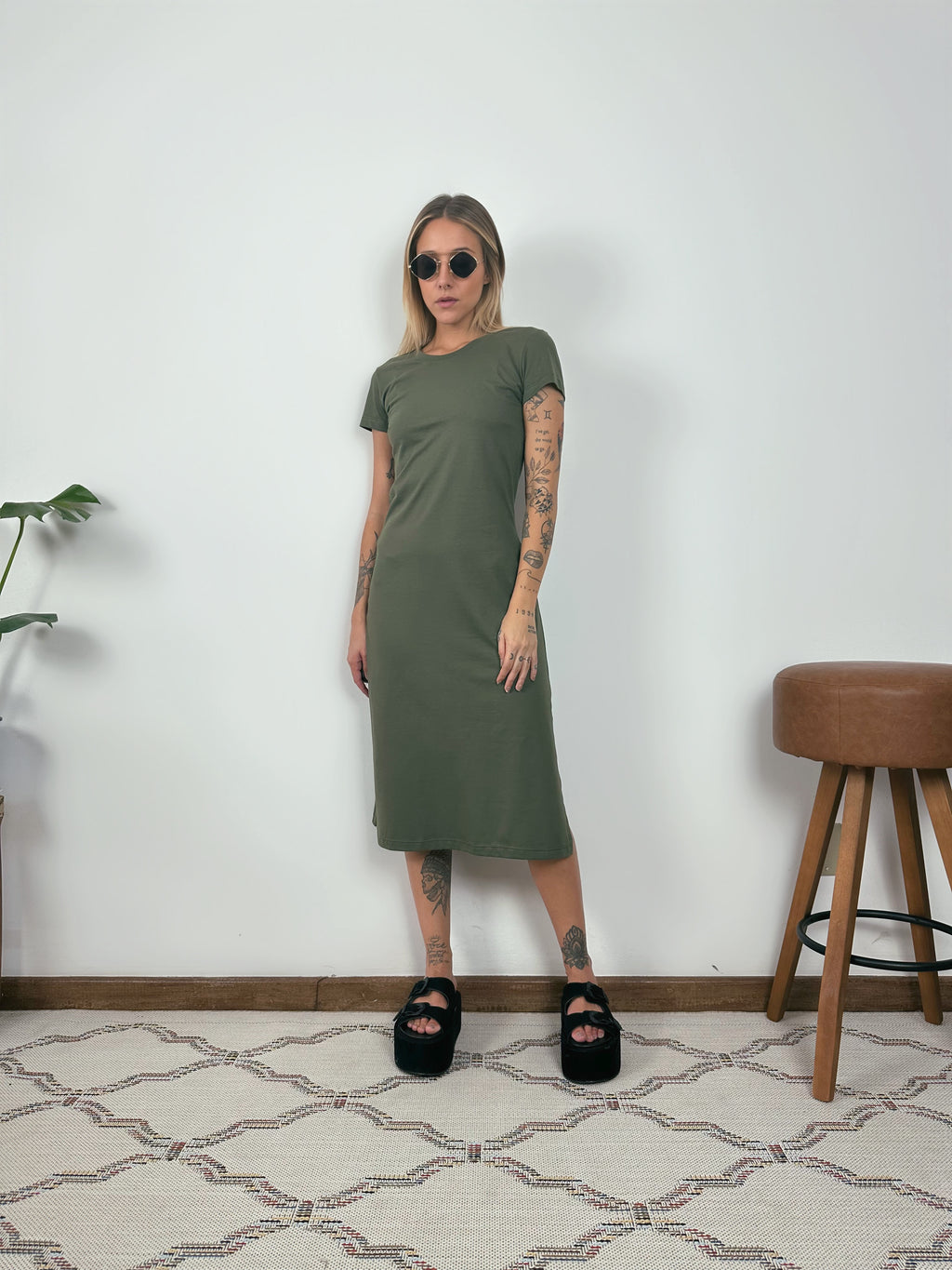 Vestido Midi Camiseta Com Fenda Aveloz Verde Oliva