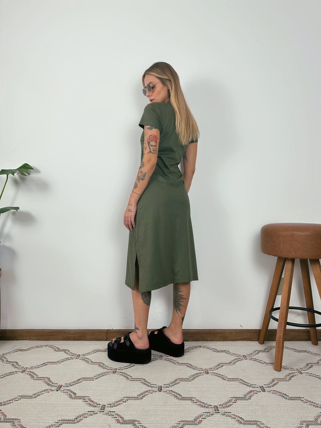 Vestido Midi Camiseta Com Fenda Aveloz Verde Oliva