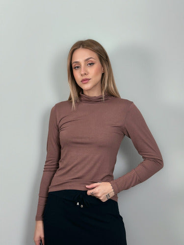 Blusa Manga Longa Gola Alta Segunda Pele Em Viscolycra-marro