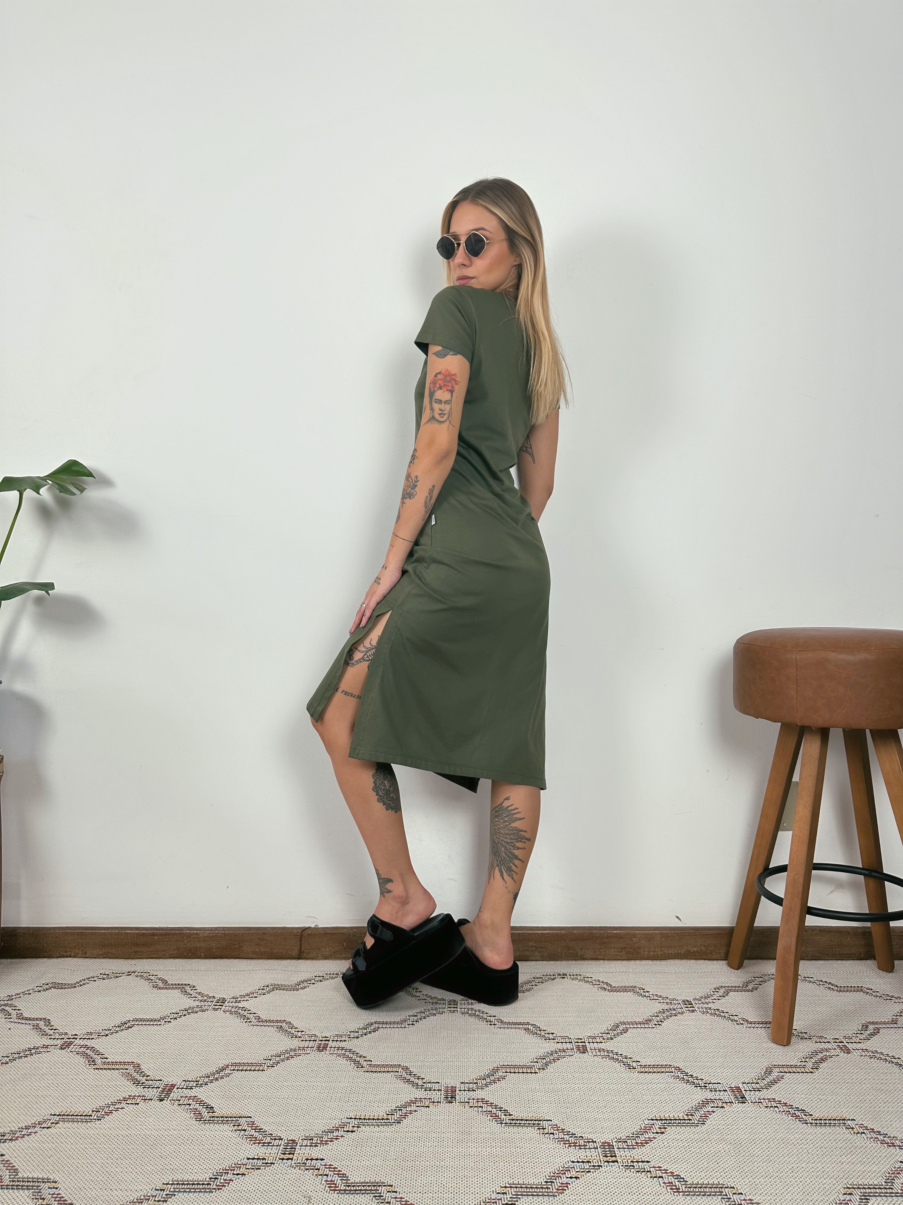 Vestido Midi Camiseta Com Fenda Aveloz Verde Oliva