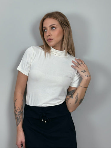 Blusa Gola Alta Manga Curta Em Viscolycra-off White