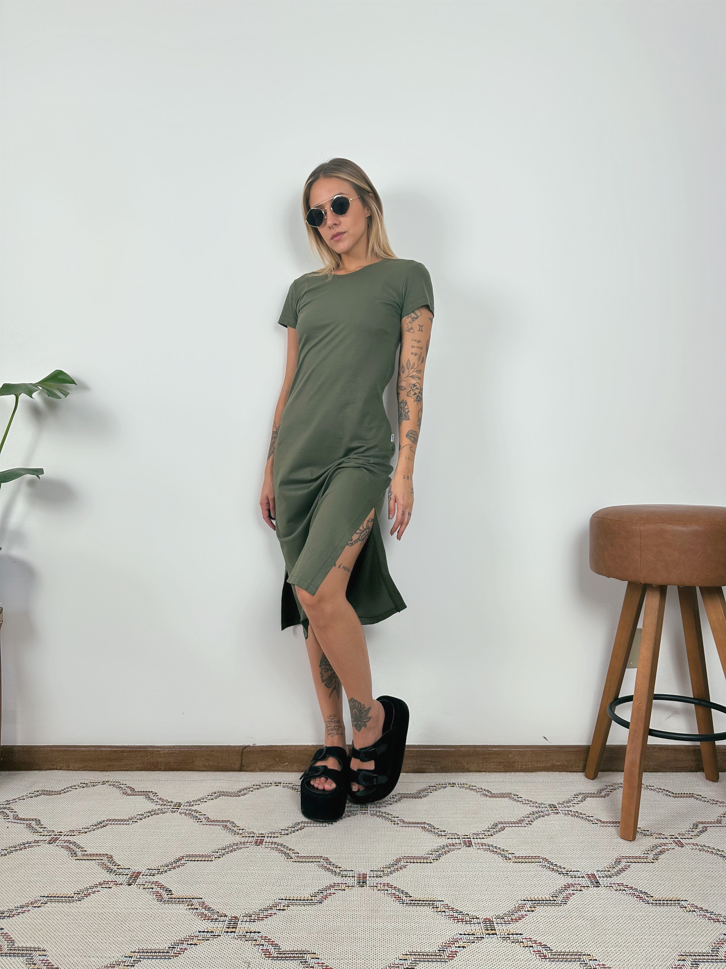 Vestido Midi Camiseta Com Fenda Aveloz Verde Oliva